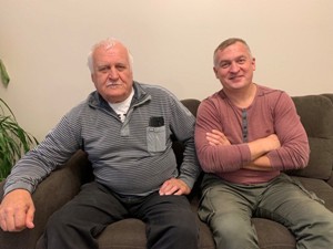 Pobeditel igry Lavina prizov Nikolai 774 sleva s synom pre