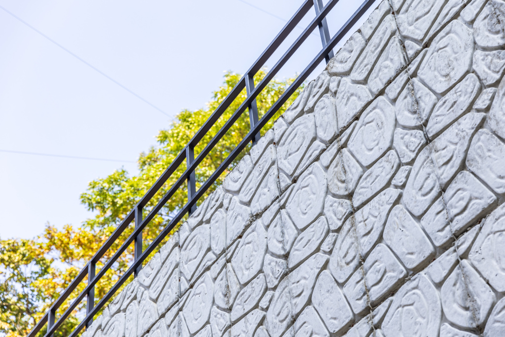 Podpornaya stena CHernyakhovskogo 6 