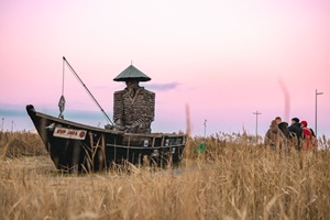 Rybak v lodke art obekt na Akhlestysheva 1 