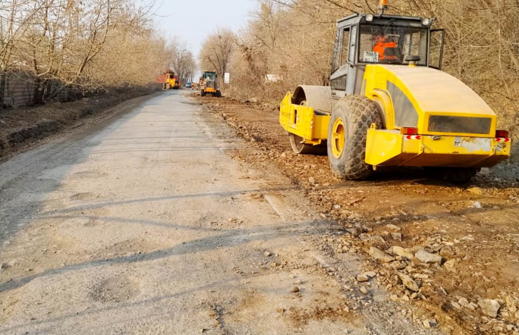 Dorozhniki privodyat v poryadok gruntovyy proezd DOSAAF Neftevetka 1 