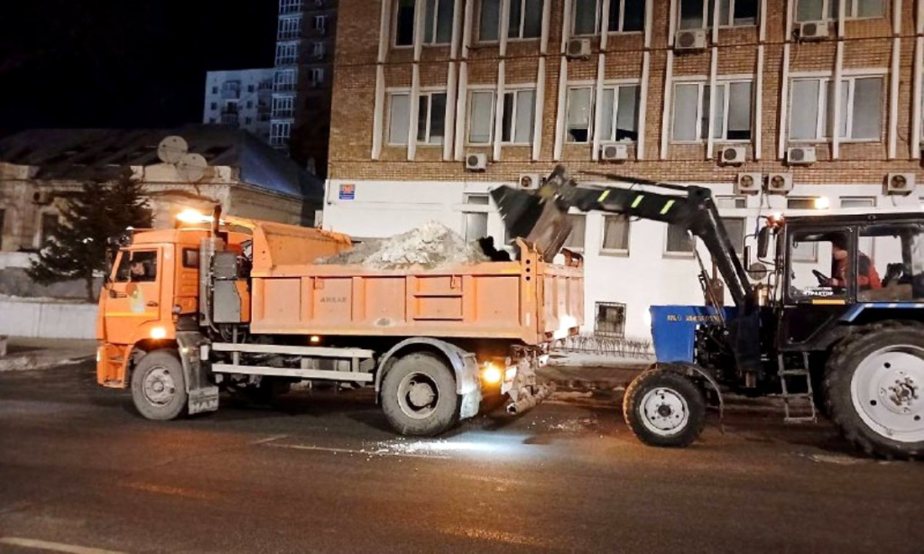 Kruglosutochno dorozhnaya sluzhba vedyet obrabotku peshekhodnykh zon 17 