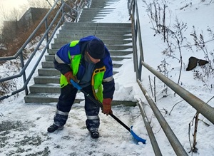 Bolshe chem po 60 adresam vchera vo Vladivostoke raschistili peshekhodnye zony 6 