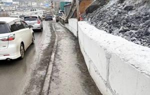 Gorodskaya administratsiya rastorgaet kontrakt s podryadchikom provodivshim remont trotuarov na Balyaevskom puteprovode