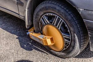 Во Владивостоке начали ставить блокираторы на неправильно припаркованные машины