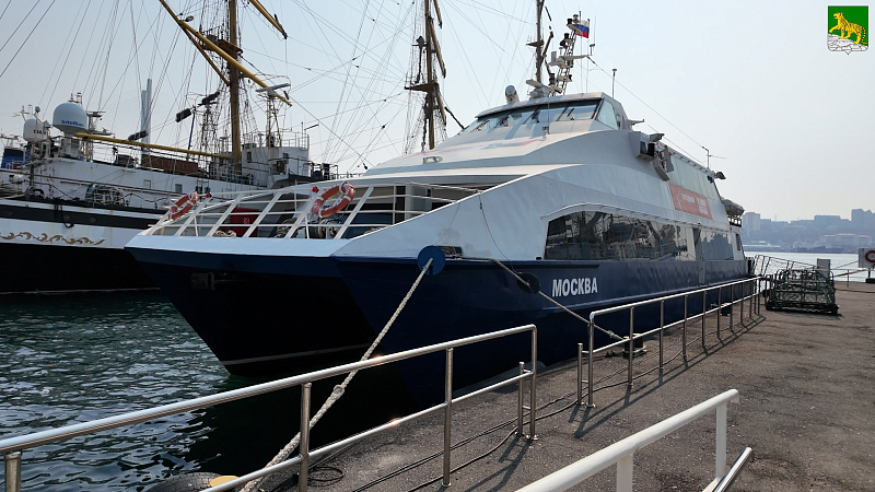 Катамаран «Москва» открывает рейсы на острова Попова и Рейнеке