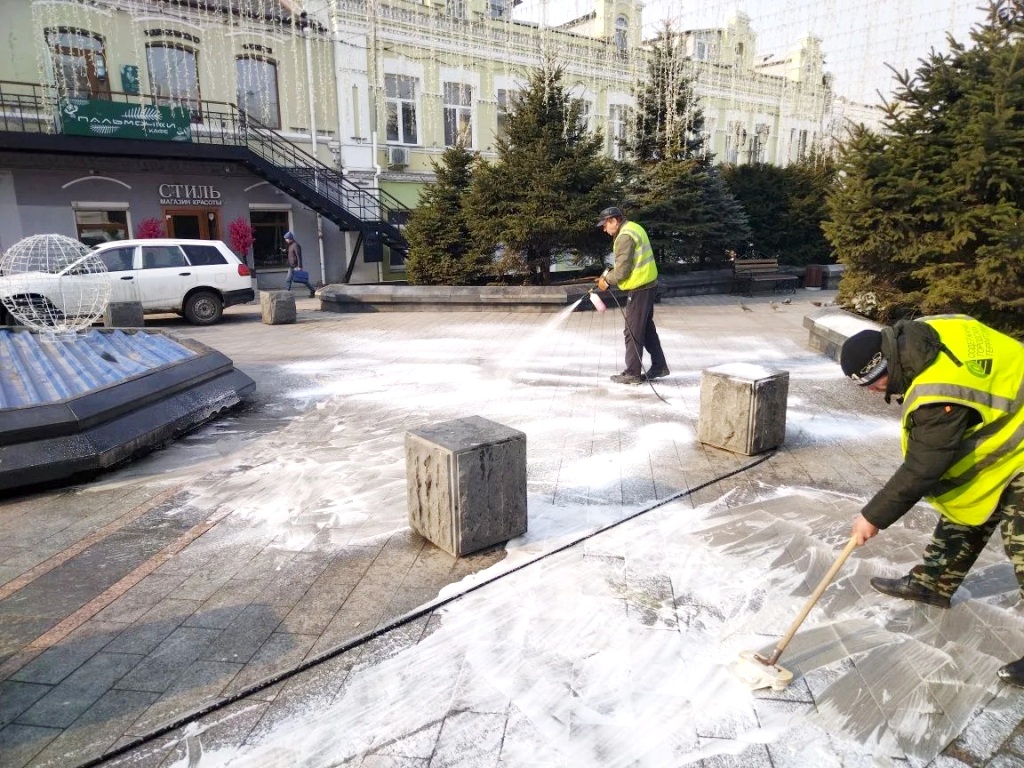 Во Владивостоке началась помывка дорог, тротуаров и остановок