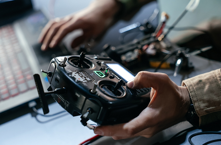 В дни школьных каникул приморских ребят научат управлять дронами