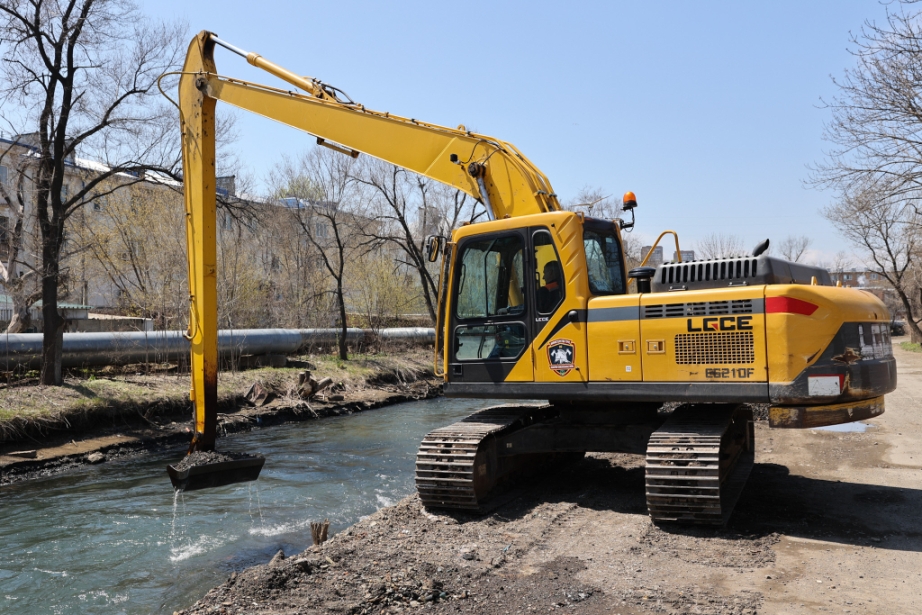 Пять рек расчистили в дальневосточной столице