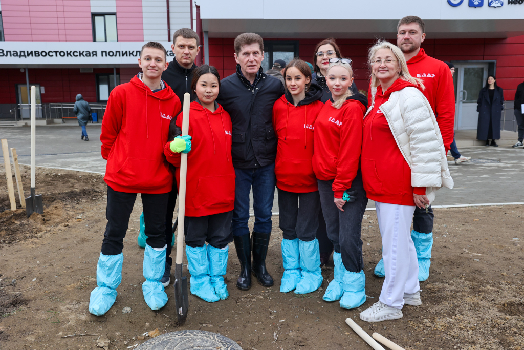 Губернатор Приморья принял участие в апрельском субботнике