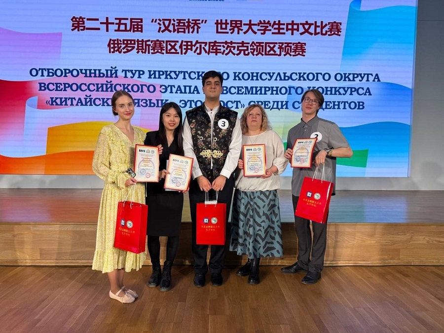 photo5402475302937629914y 2000 2000 213547