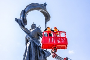 Во Владивостоке обновили 42 памятника к праздничным датам