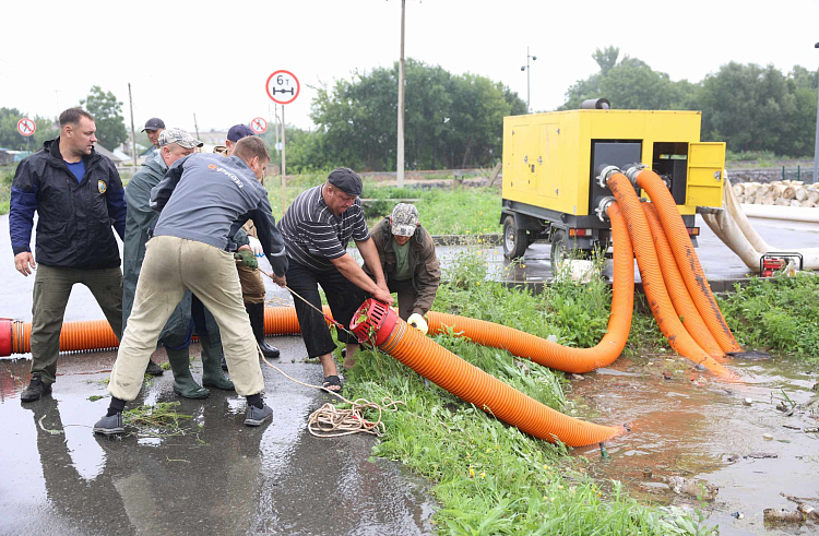 Приморские спасатели продолжают откачивать воду с подтопленных территорий края